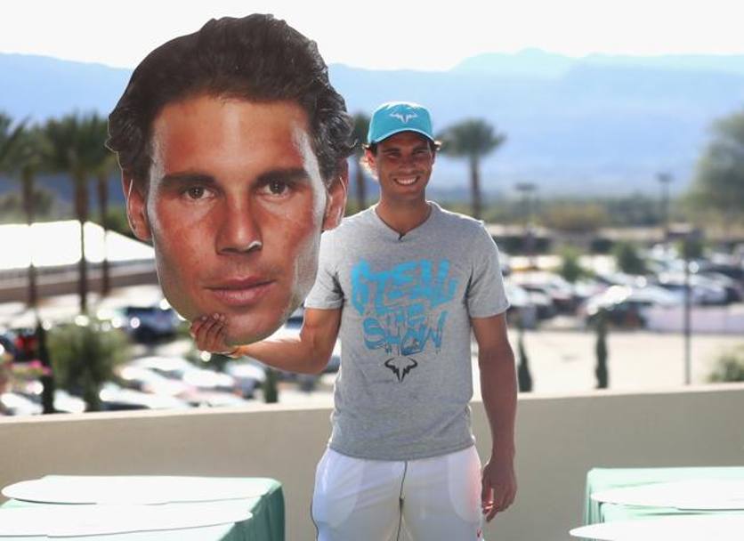 Alla vigilia del torneo di Indian Wells, Rafa Nadal impugna una propria maschera gigante nell&#39;incontro con i media della vigilia. Campione uscente  il N1, Novak Djokovic